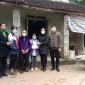 Sáng ngày 12 tháng 01 năm 2022 Đ/C Nguyễn Thị Thành huyện uỷ viên và các Đ/c lãnh đạo xã xuống trao quà cho các em mồ côi bố,mẹ