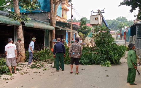 SÁNG NGÀY 09/10/2024 UBND XÃ CẨM PHÚ THỰC HIỆN ĐỢT CAO ĐIỂM GIẢI TOẢ HÀNH LANG GIAO THÔNG